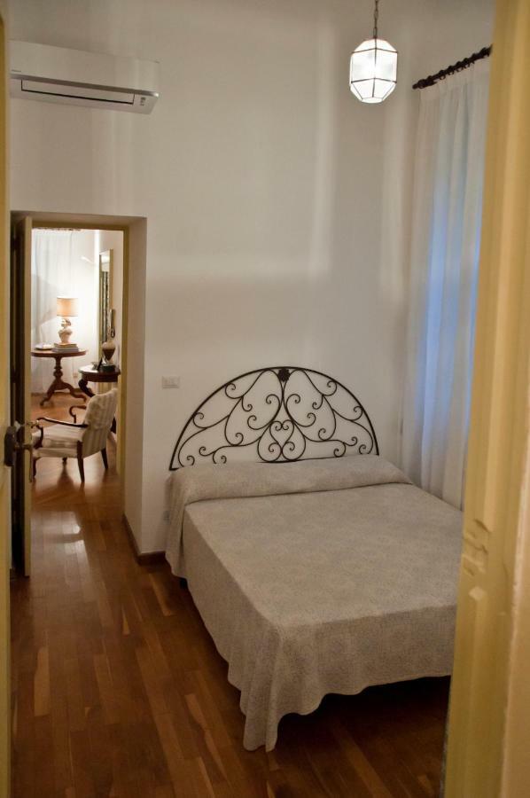 Garden Suite At Palazzo Famularo Lecce Exterior foto